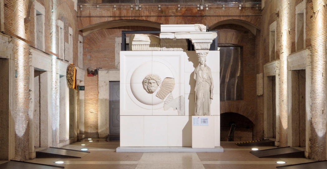 Mercati di Traiano – Grande Aula: Ricomposizione dell'attico dei portici del Foro di Augusto Mercati di Traiano – Grande Aula: Ricomposizione dell'attico dei portici del Foro di Augusto