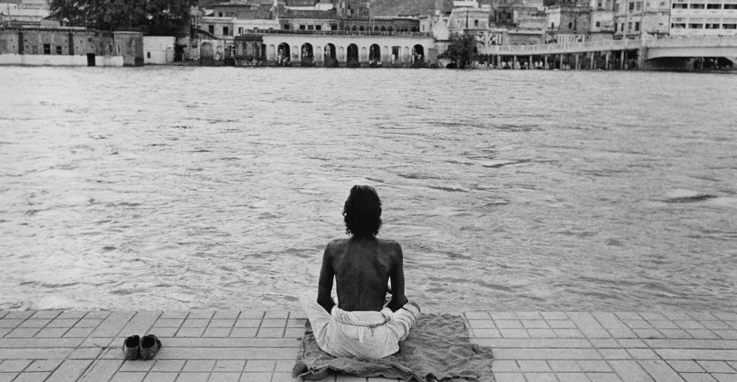 Calogero Cascio, Meditazione in riva al Gange. Haridwar, India, 1960. Archivio Cascio, Roma                   